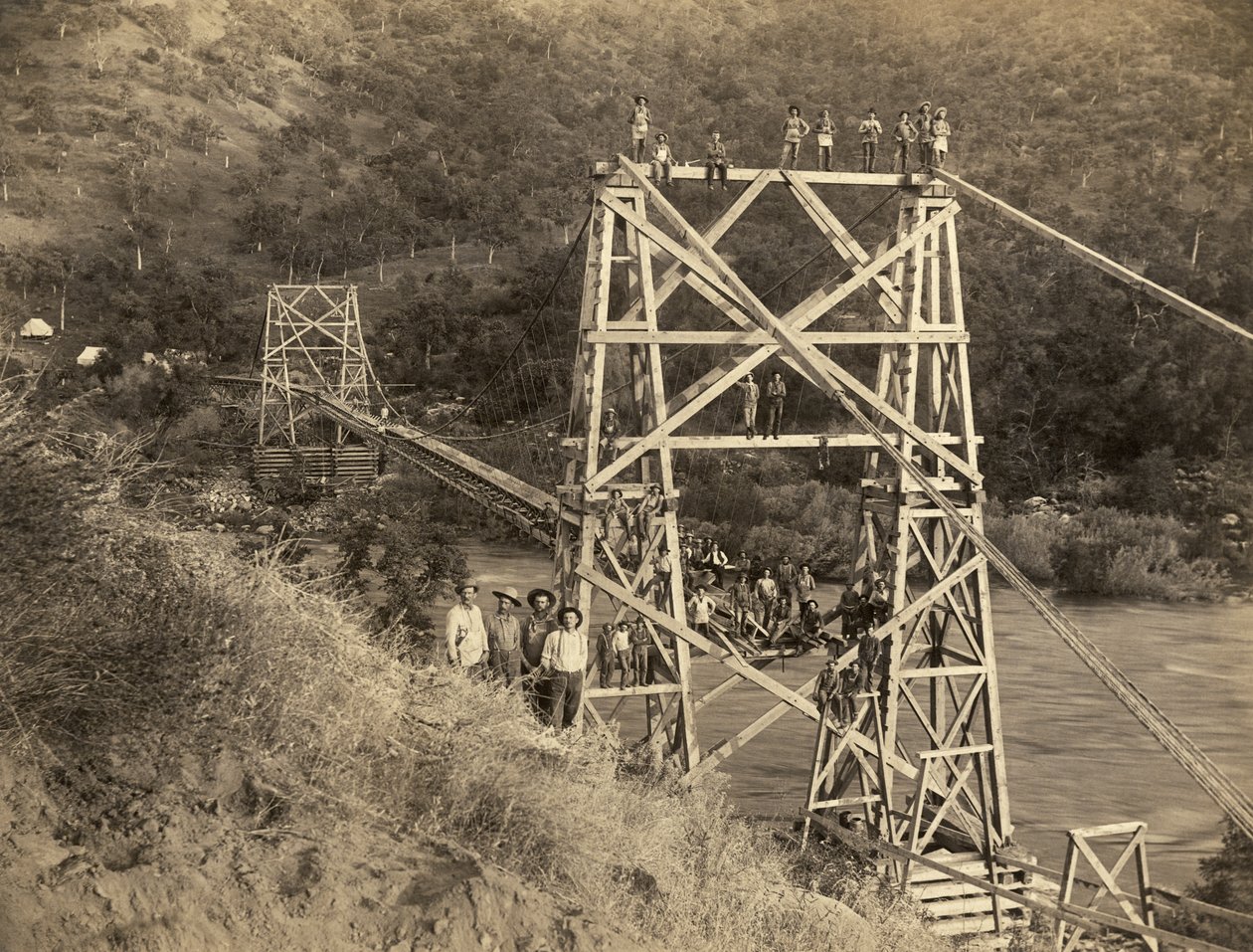 Fresno, California: 1890 Questa fotografia di C.C. Curtis mostra il ponte Smith e Moore sul fiume Kings, parte del flume costruito da Hiram T. Smith e Austin D. Moore, per trasportare legname dalle Sierras per la loro azienda, la Kings River Lumber da Unbekannt
