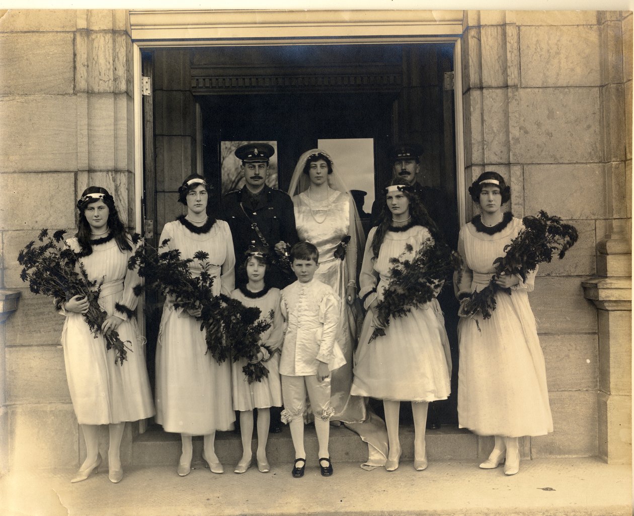 Foto di gruppo del matrimonio di Lady Maud Cavendish e Capitano Macintosh da William M. Timlin