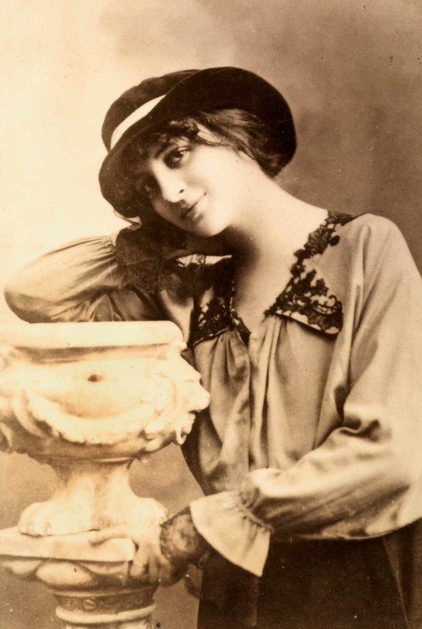 Ritratto a mezzo busto di una giovane donna da Unbekannter Künstler