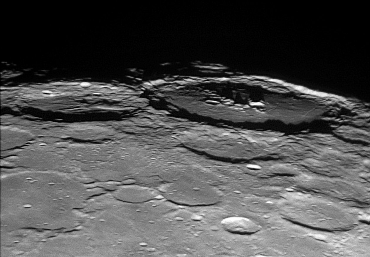 Crateri Humboldt e Hecataeus da Unbekannt