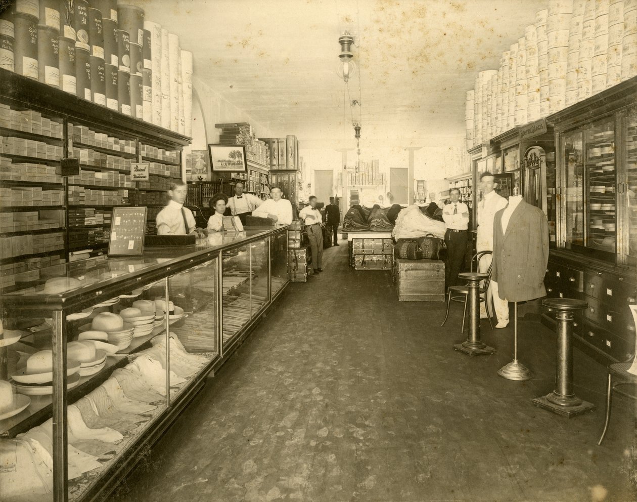 Interno del negozio di scarpe John Sewell & Co. al 304-6 12th Avenue (Flagler Street), c.1910 da Unbekannt