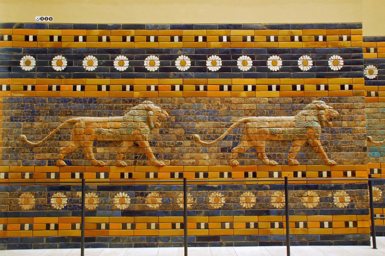 Porta di Ishtar originariamente appartenente al Tempio di Bel, costruita a Babilonia (Iraq) dal re Nabucodonosor II - Porta di Ishtar Via Processionale Museo di Pergamo, Isola dei Musei, Berlino Germania da Unbekannter Künstler