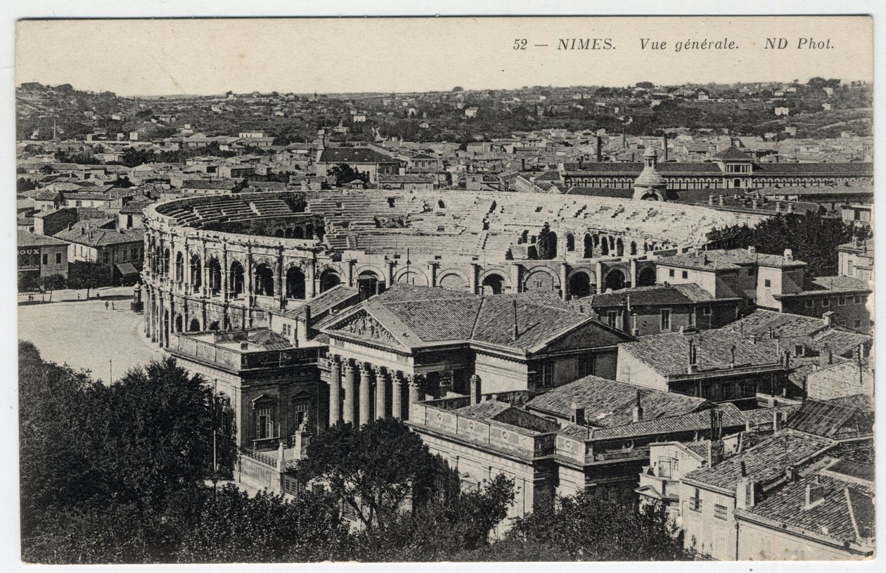 Nimes: vista generale della città con le arene e la Maison Carree da William M. Timlin