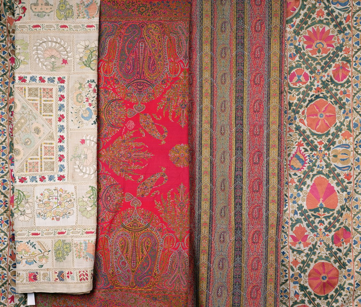 Mihrab Susani, Uzbekistan, fine XIX secolo; Sciarpa, Kashmir, realizzata da Momtaz da Unbekannt