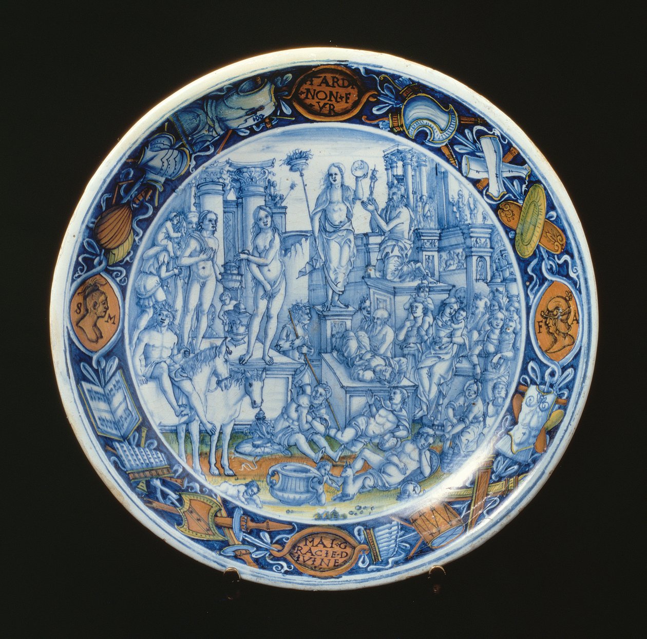 Piatto di maiolica decorato con l