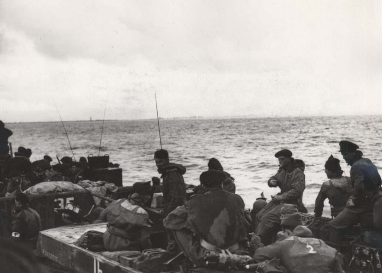 Marines del 41° Commando (RM) a bordo del LCT 532, avvicinandosi a Westkapelle durante gli sbarchi a Walcheren, Paesi Bassi da Unbekannt