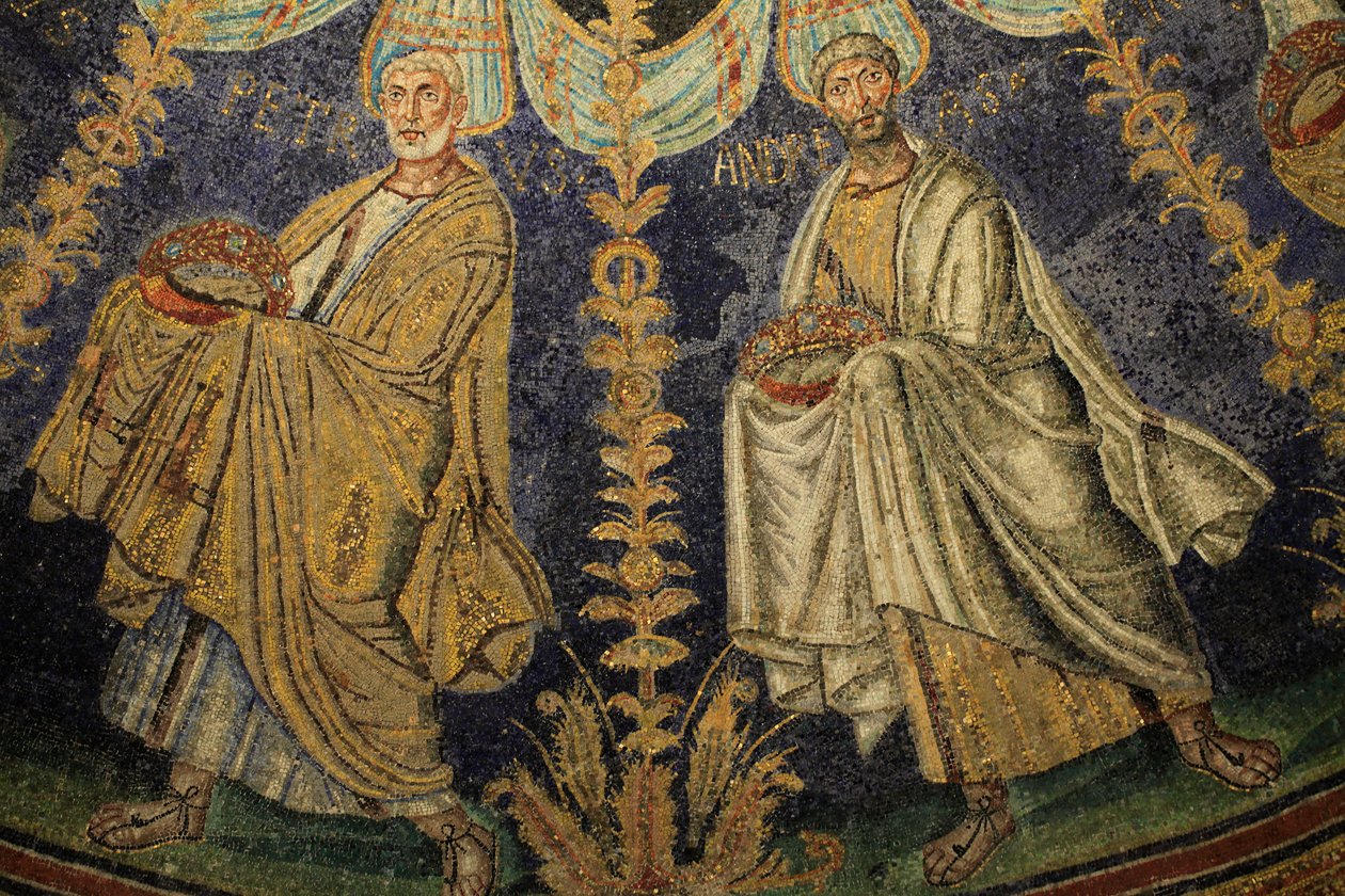 Mosaico del soffitto del Battistero Neoniano. Dettaglio della processione dei dodici apostoli che procedono intorno al mosaico centrale in due direzioni, terminando con San Pietro che incontra San Paolo. V secolo, Ravenna, Italia. Registrato come Patrimoni da Unbekannt