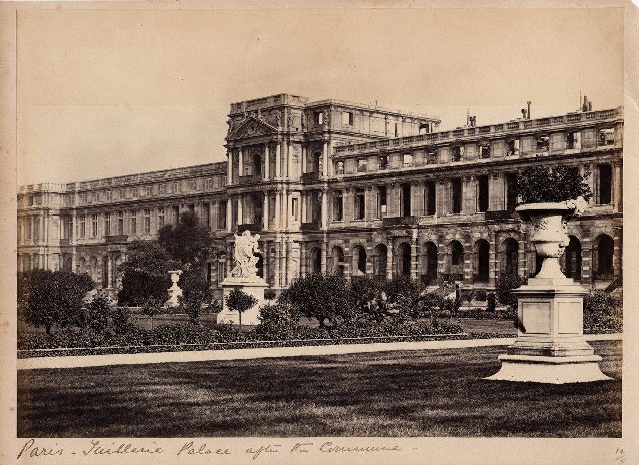 Comune di Parigi (1871): vista del Palais des Tuileries a Parigi intorno a maggio 1871. Fotografia anonima. Stampa su cartone, Dim. 29x20 cm da Unbekannt