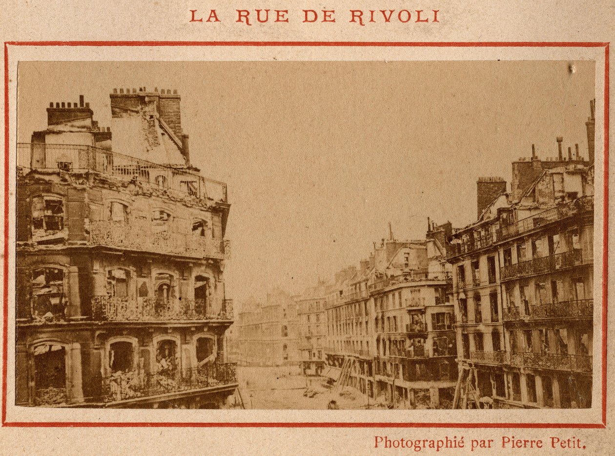 Municipalità di Parigi (1871): veduta degli edifici incendiati in Rue de Rivoli a Parigi nel maggio 1871. Fotografia di Pierre Pepetit. Stampa su cartone, Dim. 9x5,4 cm da Unbekannt