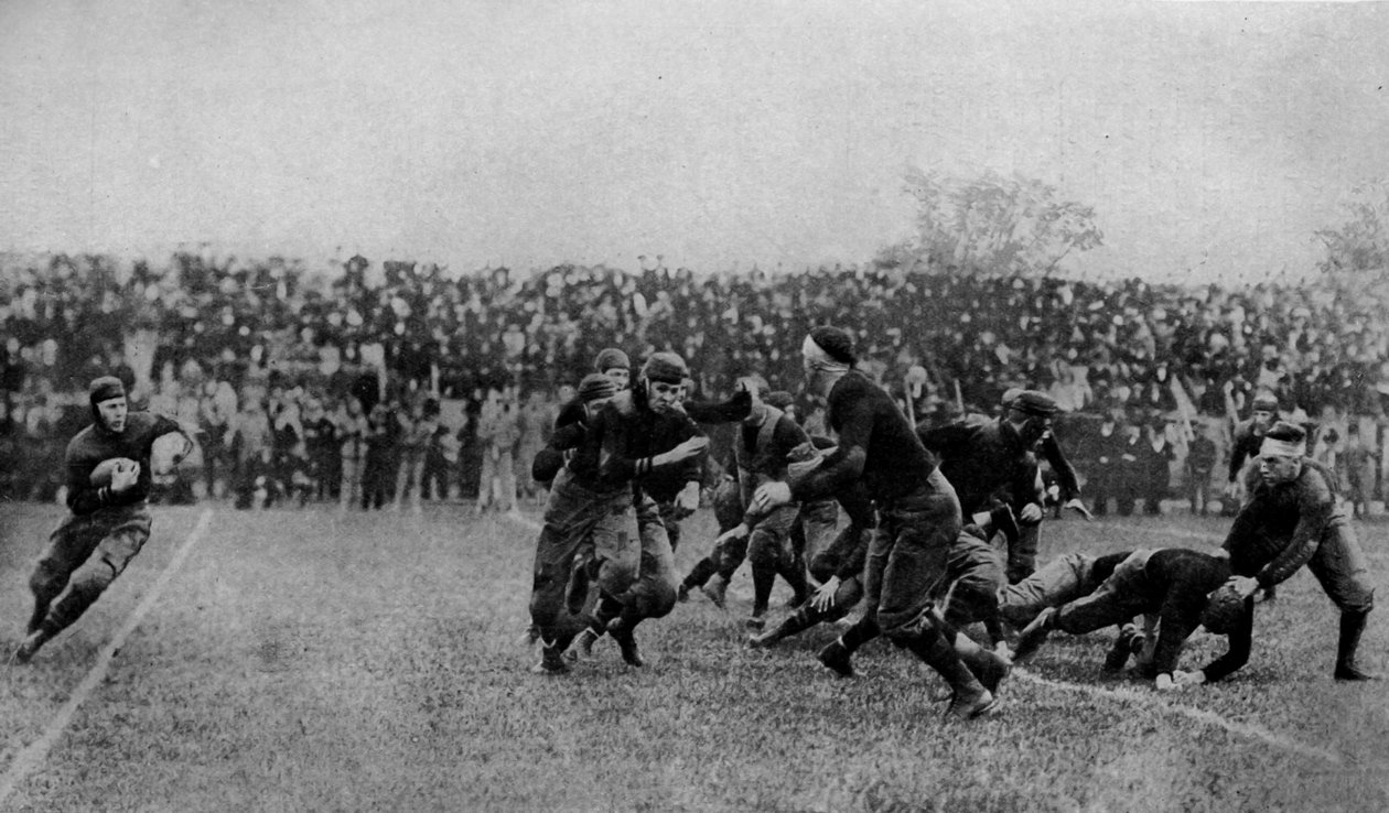 Nord America. Gioco a centrocampo in una partita di football americano. 1920 da Unbekannt