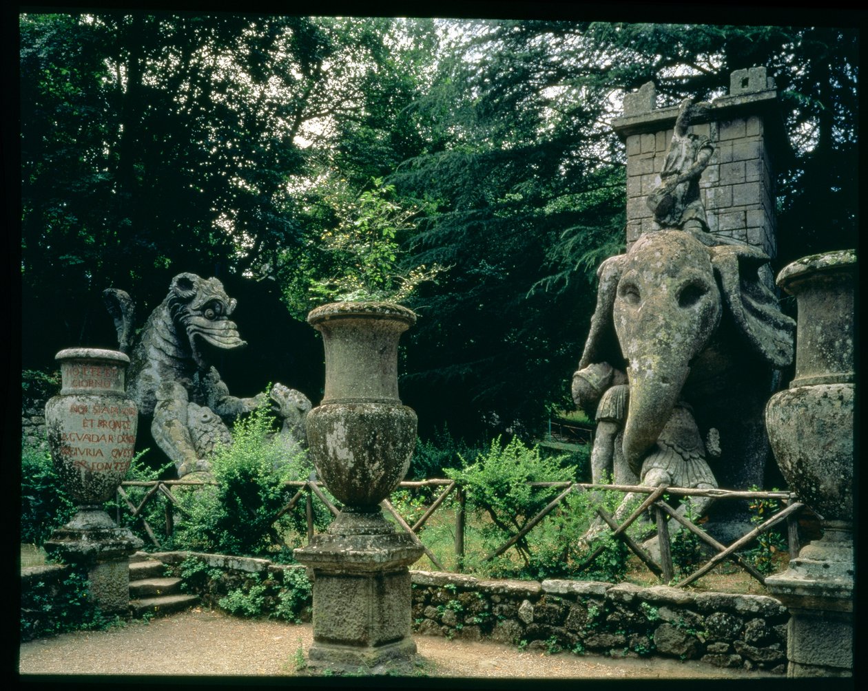 Uno degli elefanti di Annibale e un drago che combatte con un leone, sculture dai giardini del Parco dei Mostri progettati tra il 1550-63 dal Duca di Orsini, su disegni di Giacomo Barozzi da Vignola (1507-73) da Unbekannt