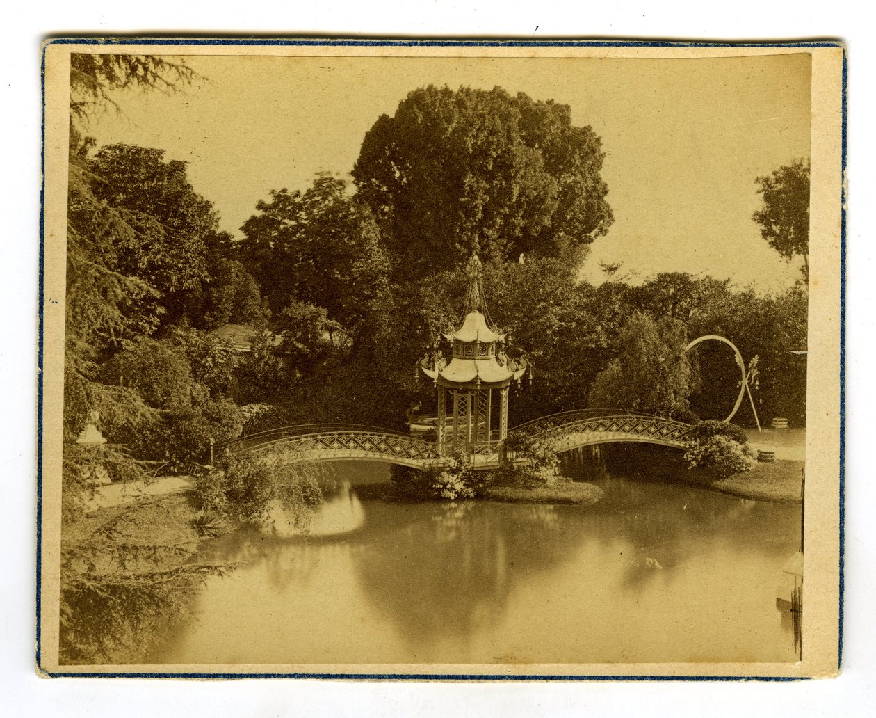 Orleans, Loiret (45), Centre, Francia, Padiglione e ponte cinese in un parco di Orleans da Unbekannter Künstler