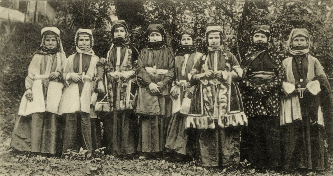 Donne ossetine in costume tradizionale, gruppo minoritario nell