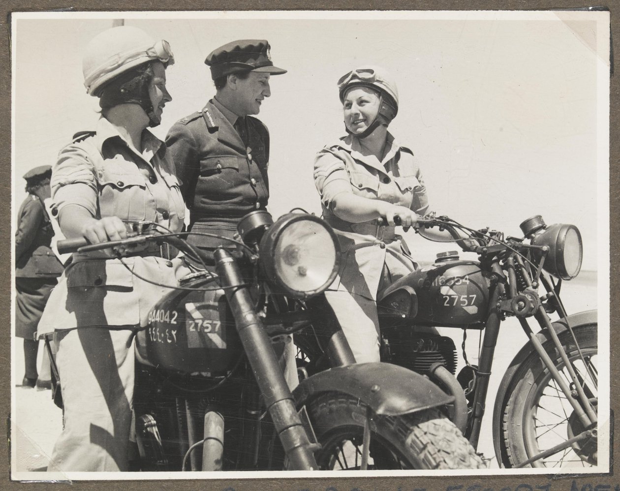 Fotografia da un album contenente 65 fotografie relative al Servizio Territoriale Ausiliario e alle Forze Britanniche in Medio Oriente da Unbekannt