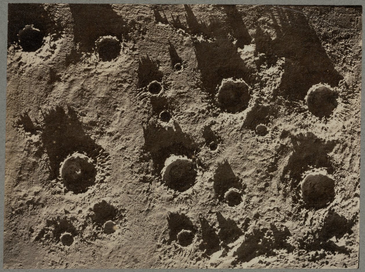 Fotografia di modello di cratere lunare da Unbekannter Künstler