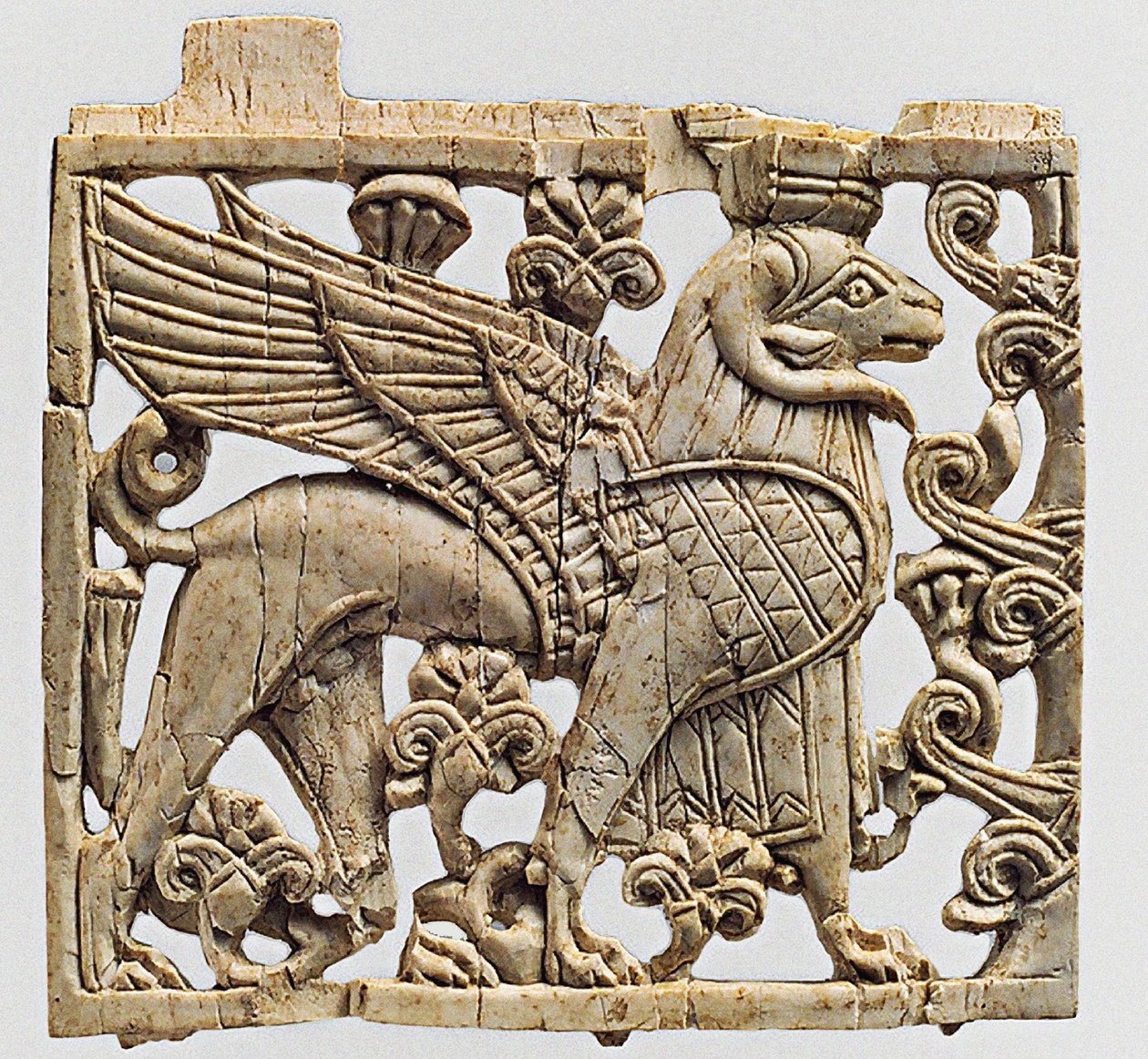 Placca che raffigura una sfinge con testa di ariete, Nimrud, Mesopotamia, IX-VIII secolo a.C. da Unbekannt