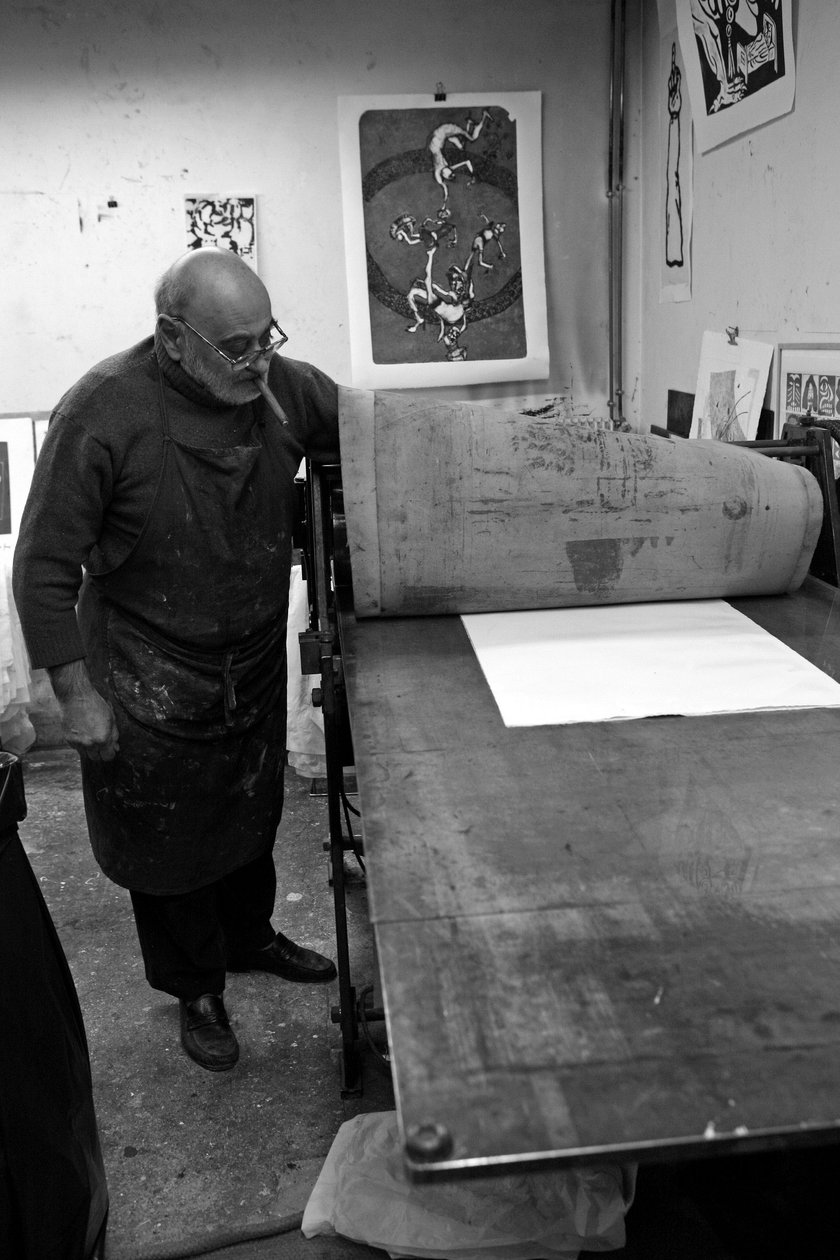 Ritratto di Dikran Daderian, pittore e incisore libanese. Preparazione del disegno. Laboratorio di incisione Pasnic a Parigi nel 2008 da Unbekannt