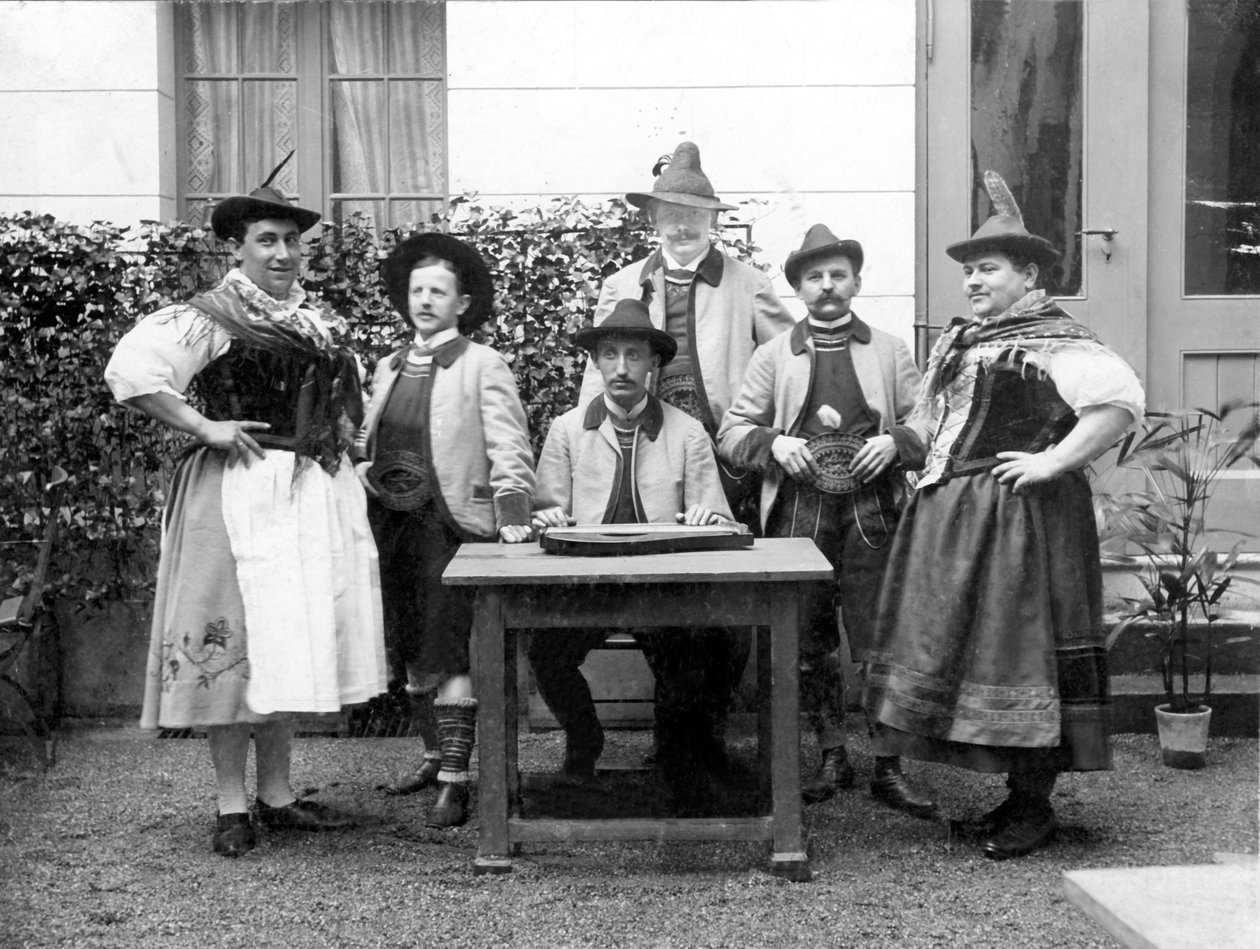 Ritratto di un gruppo di uomini in costumi tradizionali bavaresi, alcuni travestiti da donne. Fotografia storica, circa 1910, Baviera, Germania da Unbekannter Künstler