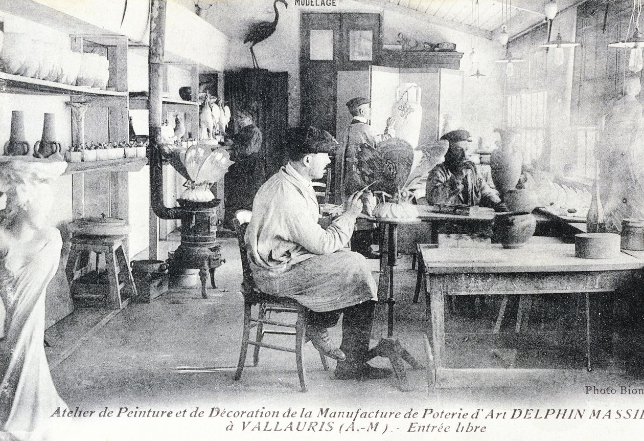 Cartolina che raffigura artigiani al lavoro nella produzione di ceramiche d
