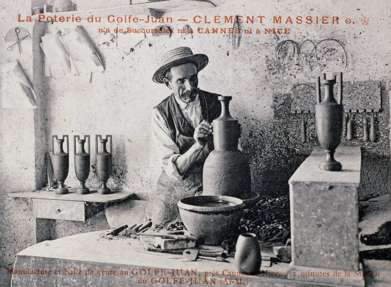 Cartolina con Clement Massier (1844-1917), maestro vasaio di Poterie de Golf-Juan al lavoro nel suo studio, Francia, XX secolo da William M. Timlin