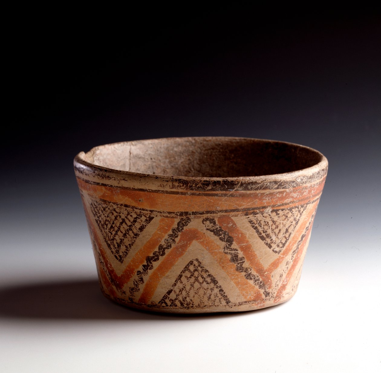 Arte precolombiana, civiltà Maya, periodo classico: vaso in argilla policroma decorato con zigzag e triangoli. Da Peten, Guatemala Dim. h. 10 x diam. 10,6 cm Guatemala, Museo Nazionale di Archeologia e Etnologia da Unbekannt