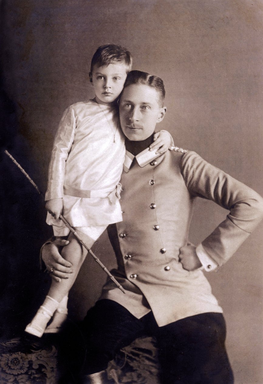 Principe Guglielmo di Hohenzollern (1882-1951) alias Principe Ereditario, figlio del kaiser Guglielmo II, con il suo figlio maggiore, anch