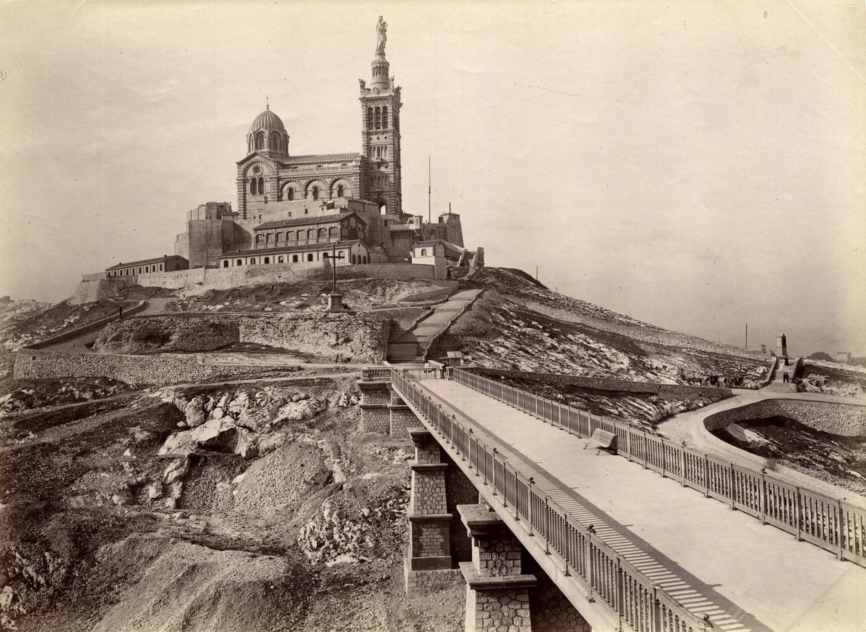 Architettura religiosa: vista esterna della Basilica di Notre Dame de la Garde, anche chiamata la 