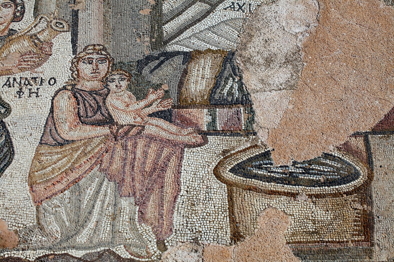 Rappresentazione del neonato Achille con la sua nutrice Anatrophe e Ambrosia, simbolo del cibo degli dei e dell