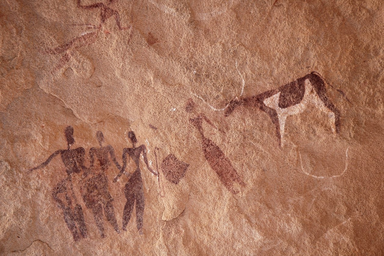 Arte rupestre, Preistoria: Pittura rupestre di un gruppo di personaggi e una mucca bicolore con grandi corna in un rifugio ornato, nel massiccio di Uweinat, Egitto. (Periodo da 8000 a 3000 anni a.C.). Fotografia da Unbekannt