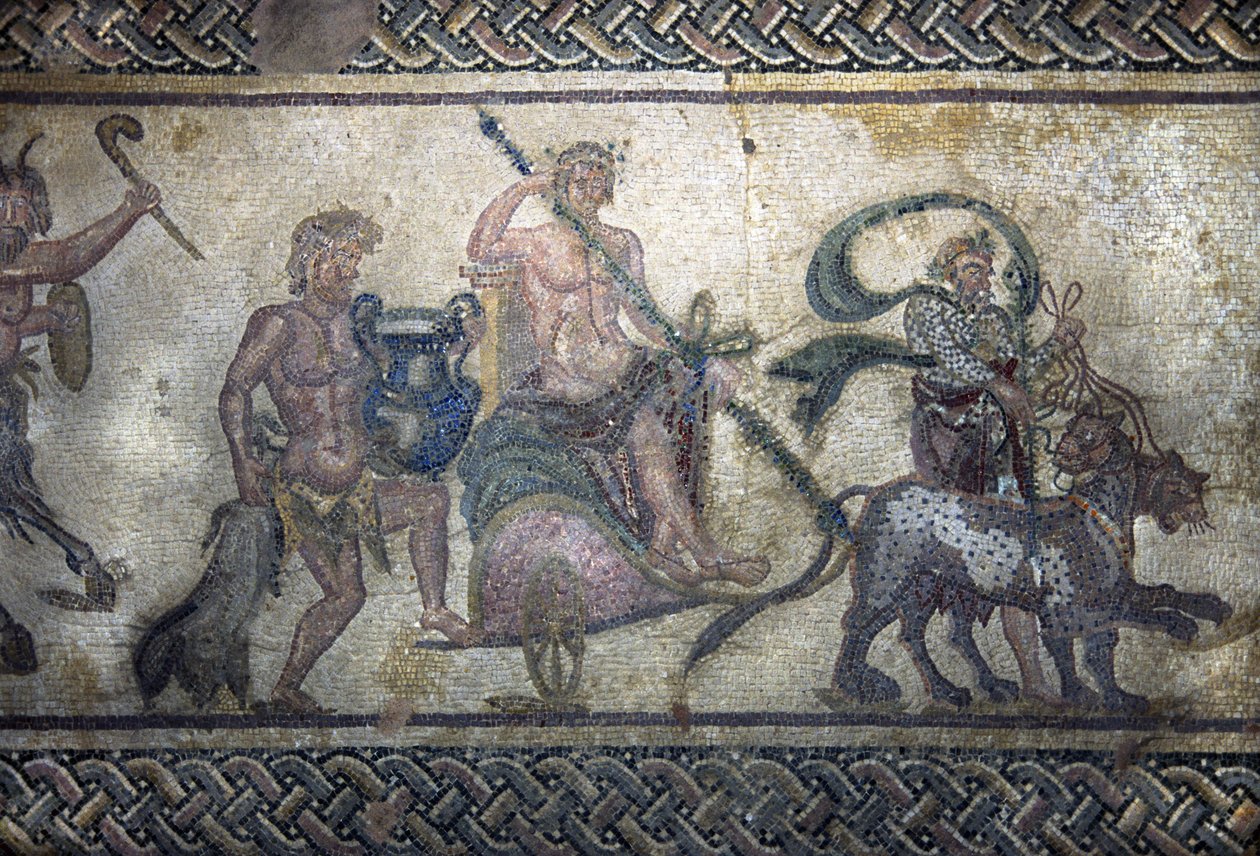 Arte romana: il trionfo di Dioniso (Bacco). Il dio è salito su un carro al centro. Indossa una corona di alloro e tiene un tirso (lancia circondata da edera con una pigna alla fine). Due pantere avanzano davanti a lui. Dietro il carro, un da Unbekannt