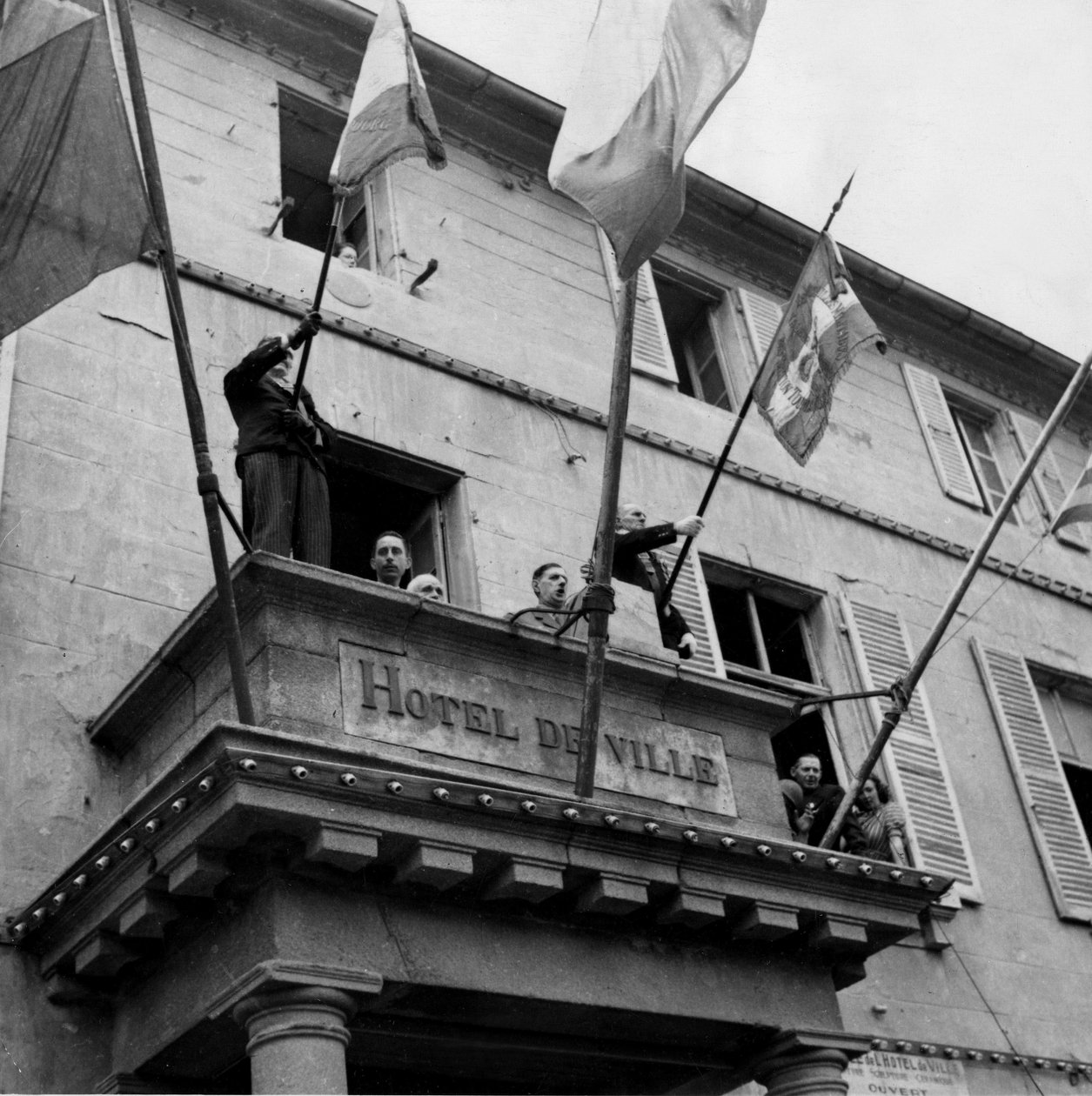 Seconda Guerra Mondiale: Cherbourg, Francia, 20 agosto 1944: Durante la sua visita, il generale De Gaulle (Presidente del Comitato di Liberazione Nazionale) si rivolge dal balcone dell