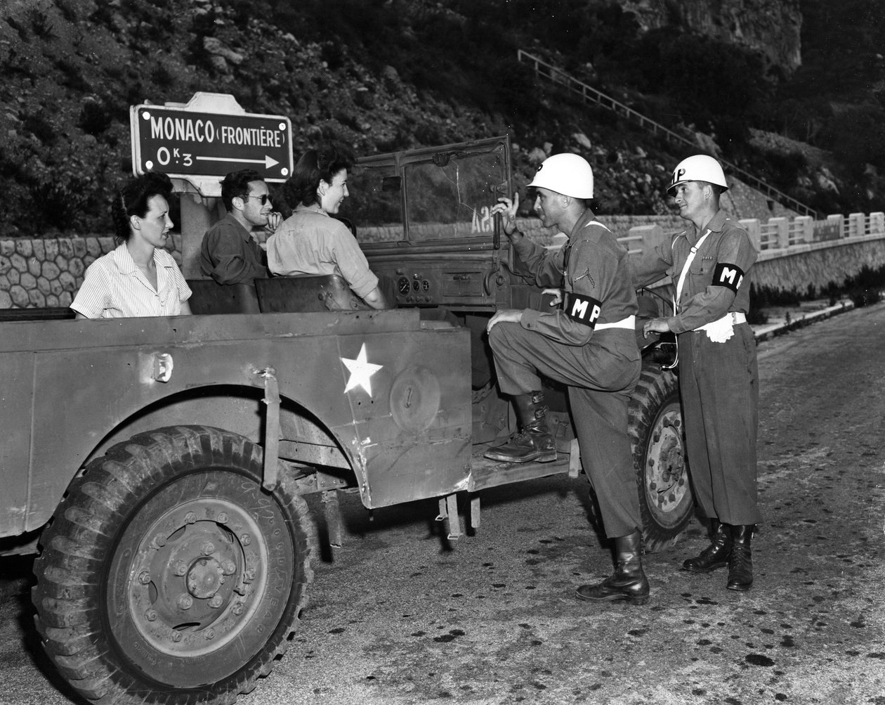 Seconda Guerra Mondiale (1939-1945): Vicino a Monaco Costa Azzurra 30 giugno 1945: Due Wacs in licenza e ospiti dell