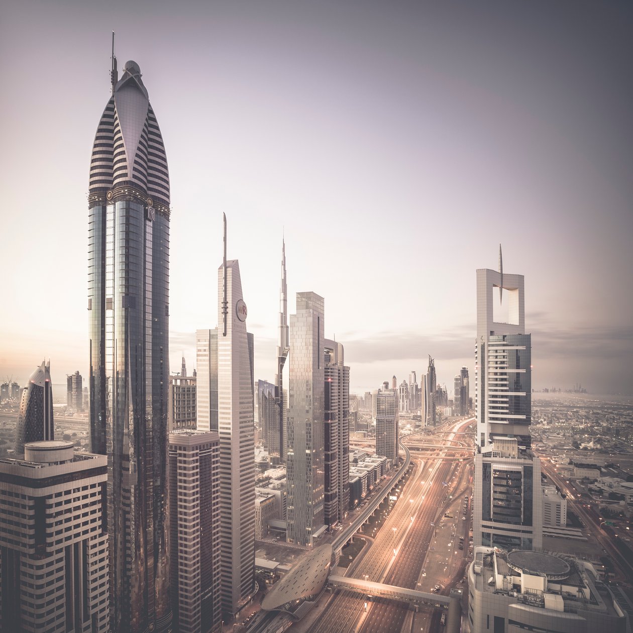 Sheikh Zayed Road, Dubai, Emirati Arabi Uniti da Leopold Blonder