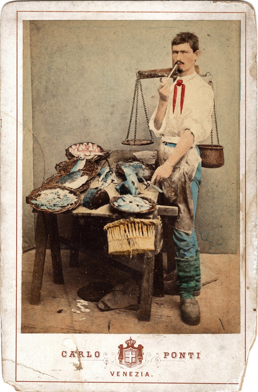 Piccoli mestieri: ritratto di un pescivendolo vicino al suo banco di pesce, Venezia. Stampa del XIX secolo su cartone Dim. 11x16,5 cm da Unbekannt