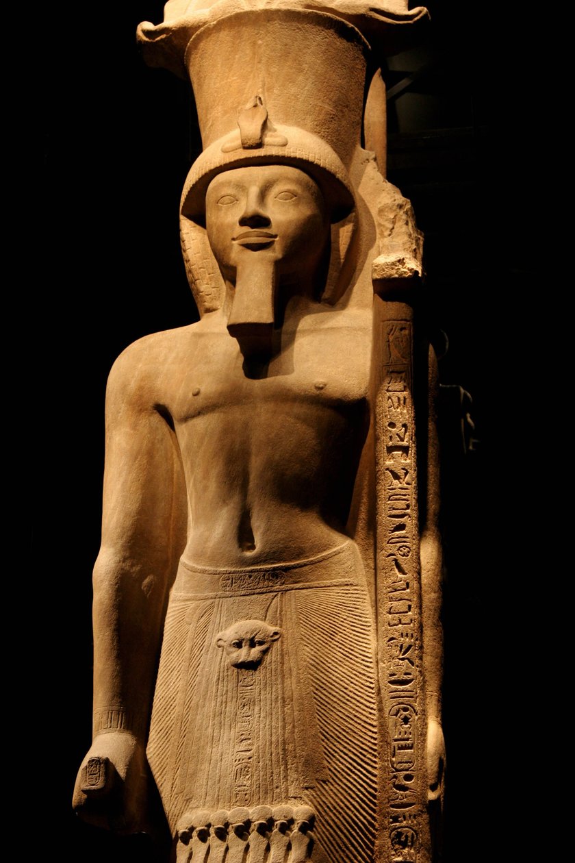 Statua del faraone Sethi II (Seti o Sety) (1200-1194 a.C.) della XIX dinastia in granito rosa, porta uno scettro con il simbolo del dio Amon, Museo Egizio di Torino. da Unknown
