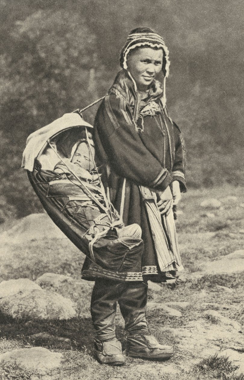 Svezia. Donna lappone che porta il suo bambino in una culla di pelle di renna. 1920 da Unbekannt