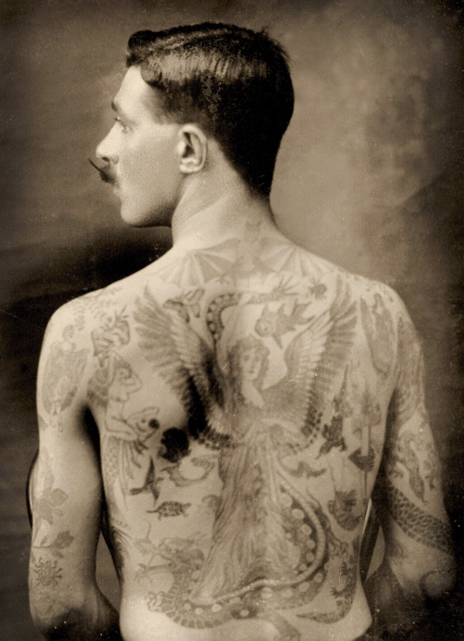 Marinaio britannico tatuato durante la Grande Guerra del 1914-18 (vista posteriore) (foto in bianco e nero) da Unbekannter Künstler