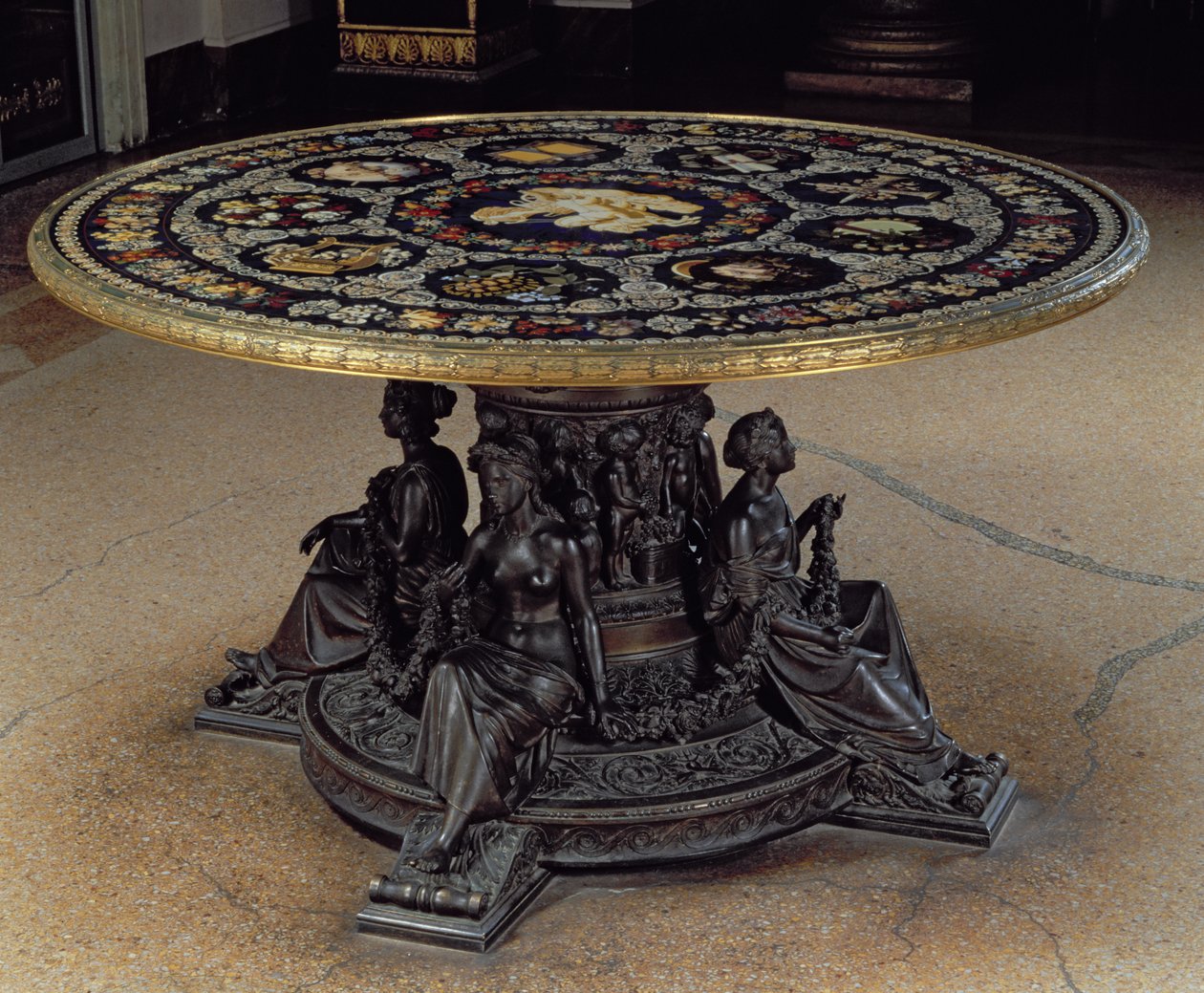La Tavola delle Muse, composta da un piano circolare in pietra dura sostenuto da un tamburo di bronzo con quattro Muse in bronzo, fiorentina da Unbekannt