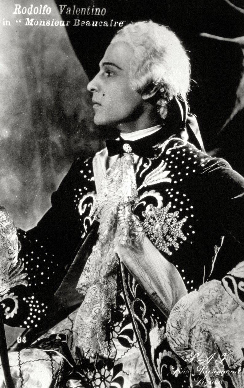 Il famoso attore del cinema muto Rodolfo Valentino in un elaborato costume di scena in stile del XVIII secolo per il film 