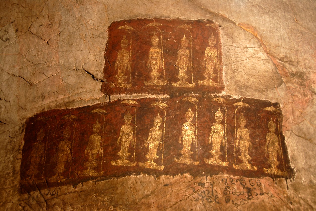 Buddhismo Theravada; antica pittura murale; Buddha Shakyamuni in piedi; Mudra; Varada; gesto di concessione dei desideri; grotta di Tham Pa; a Nong Thang; provincia di Xieng Khouang; Laos; Sud-est asiatico; Asia da Unbekannter Künstler