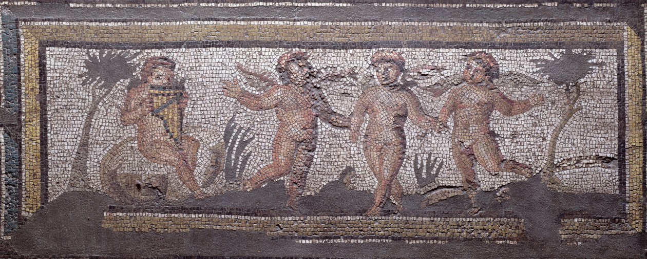 Tre putti danzanti accompagnati da uno che suona il flauto di Pan, dettaglio del bordo di un pavimento a mosaico raffigurante le stagioni e scene di caccia dalla Villa Costantiniana a Daphne, romana, c.325-330 d.C. da Unbekannt