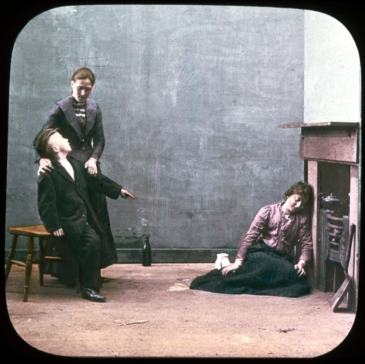 Due donne e un ragazzo davanti al camino, c. 1895 da Unbekannt