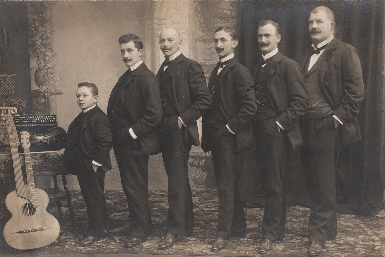 Sestetto Schrammel non identificato, c.1910 (foto b/n) da Unbekannter Künstler