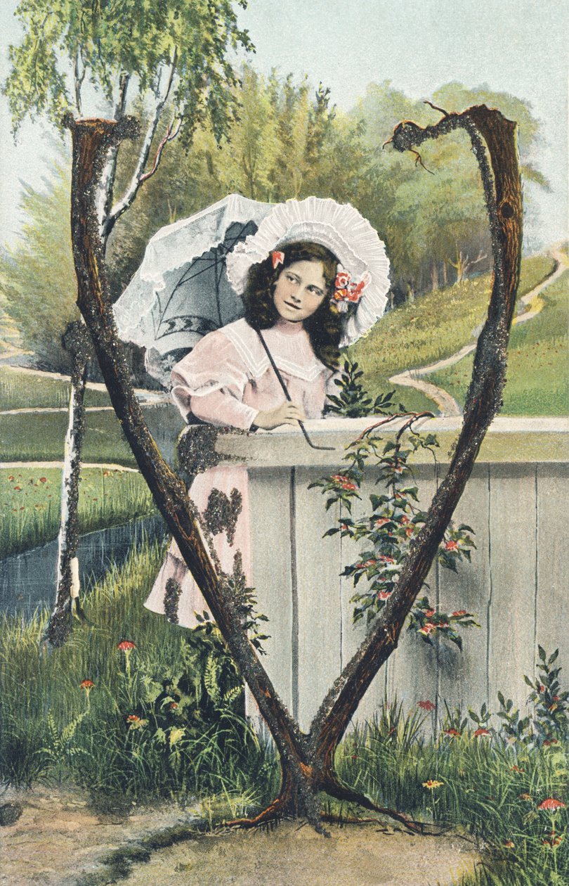 V : Una giovane ragazza vestita con un abito rosa, un copricapo in testa, un ombrello in mano si trova in piedi in un ambiente campestre - Alfabeto personaggi Rif Th. E., L. Theochrom - Serie 994. Theodor Eisman, editore, Lipsia da Unbekannt