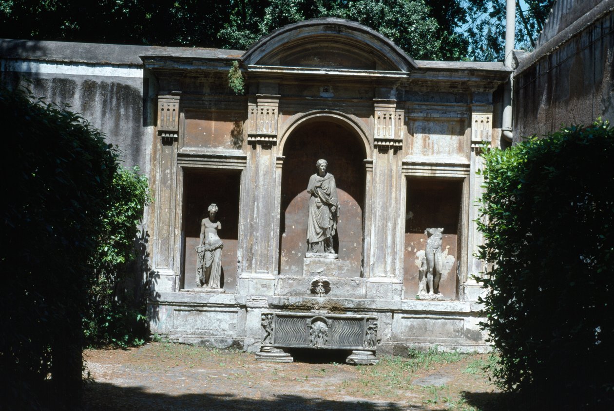 Veduta del giardino, dettaglio della fontana con sarcofago romano e statue da Unbekannt