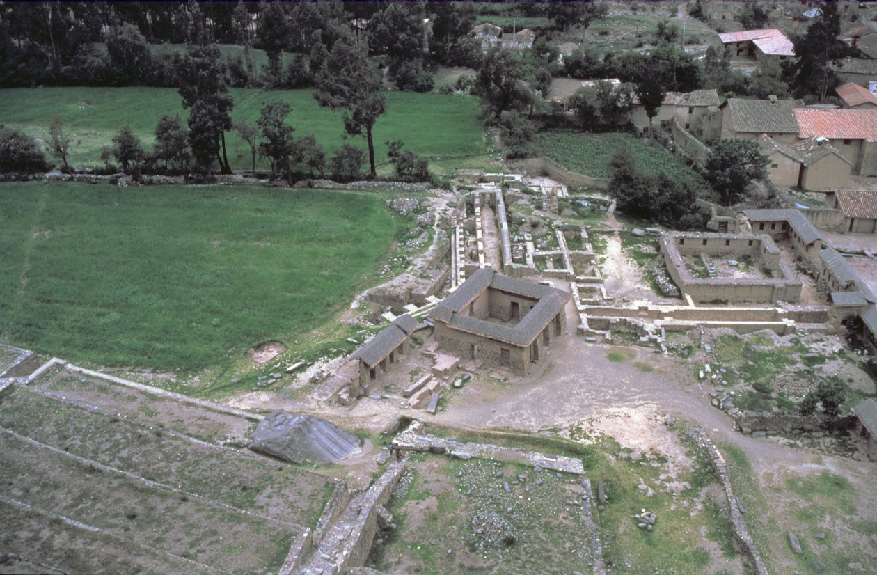 Vista del villaggio costruito su fondamenta tradizionali inca da Unbekannt