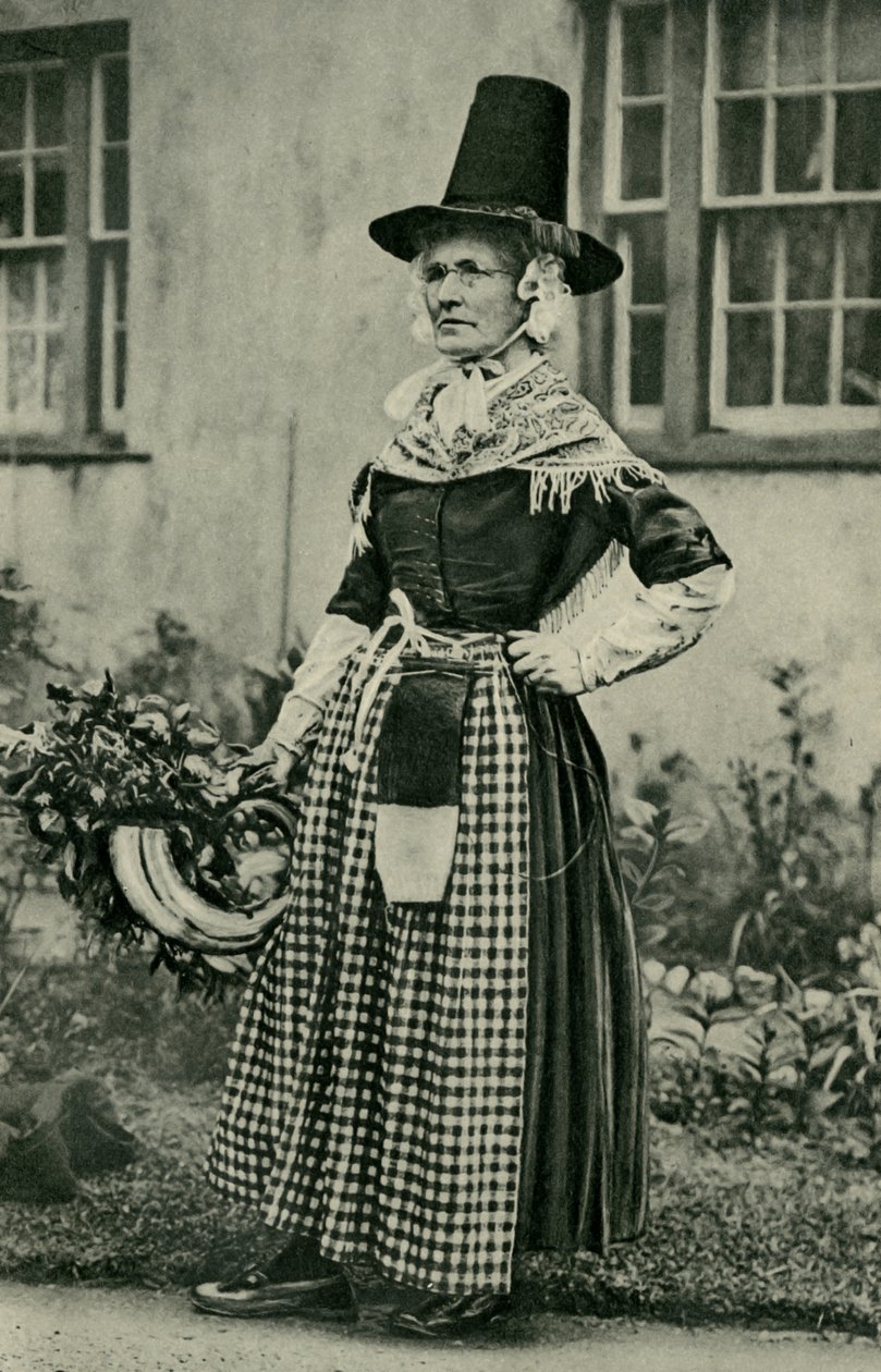 Galles. Una vecchia signora gallese maestosa, fedele al costume nazionale. 1920 da Unbekannt