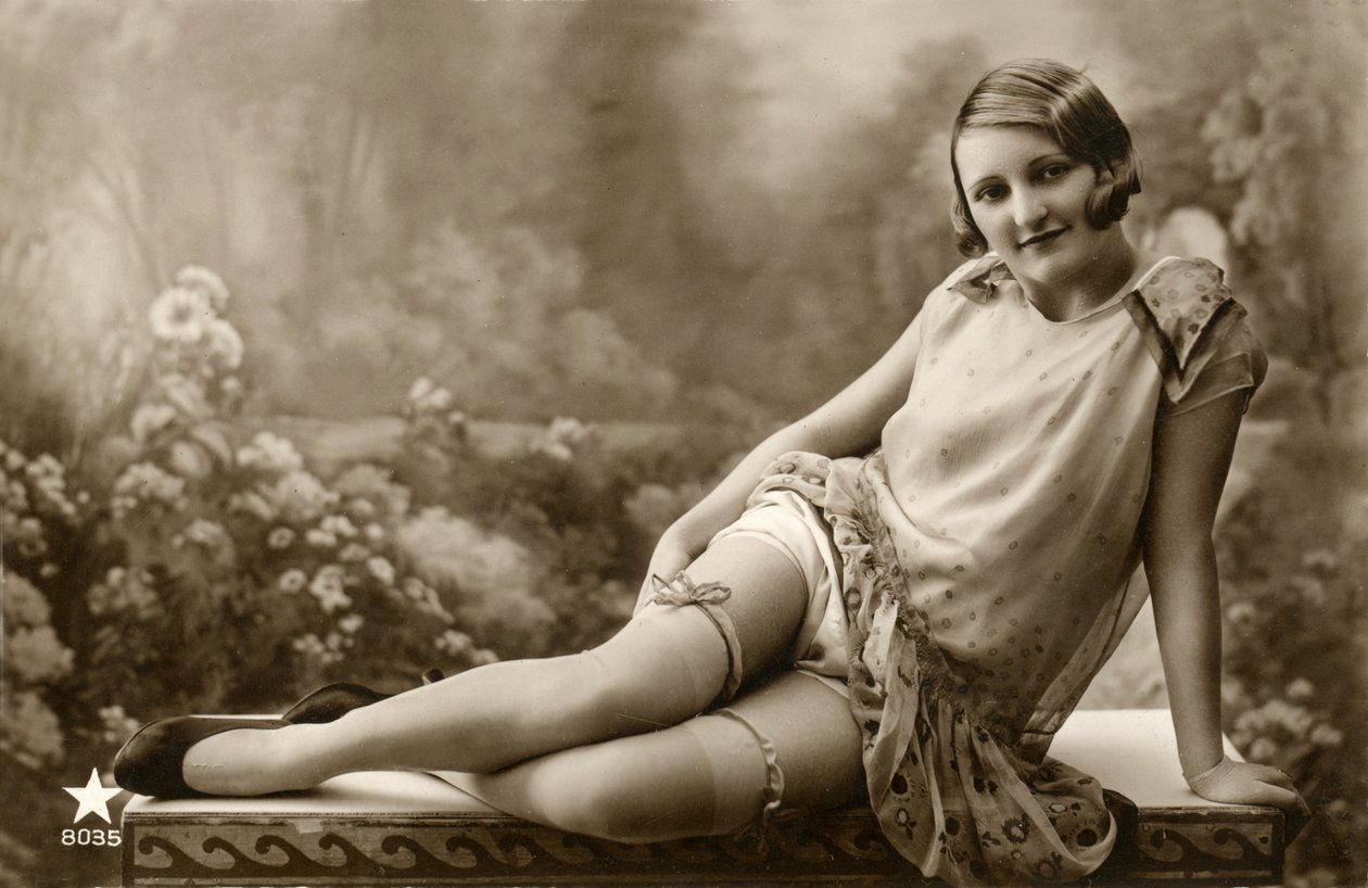 Donna in abito leggero, c. primi 1900 (cartolina) da Alec Hunter