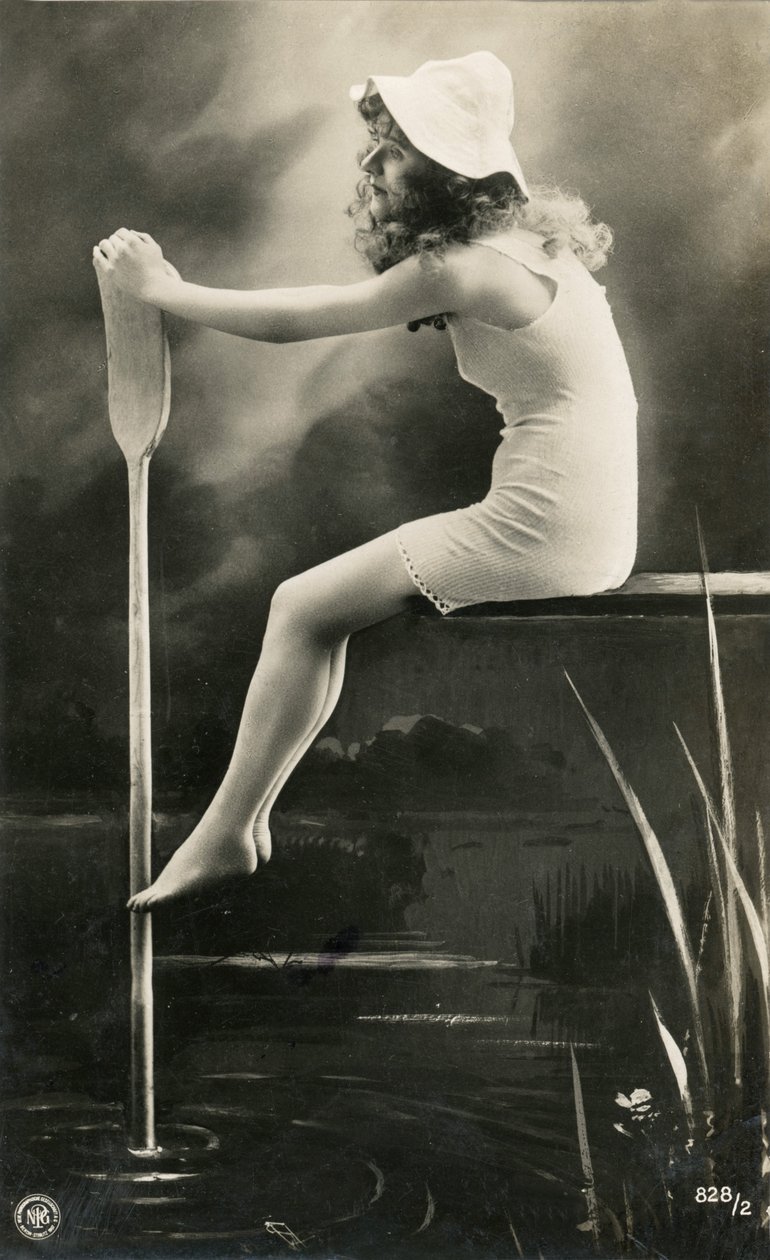 Donna in camicia da notte, c. primi del 1900 (cartolina) da Alec Hunter