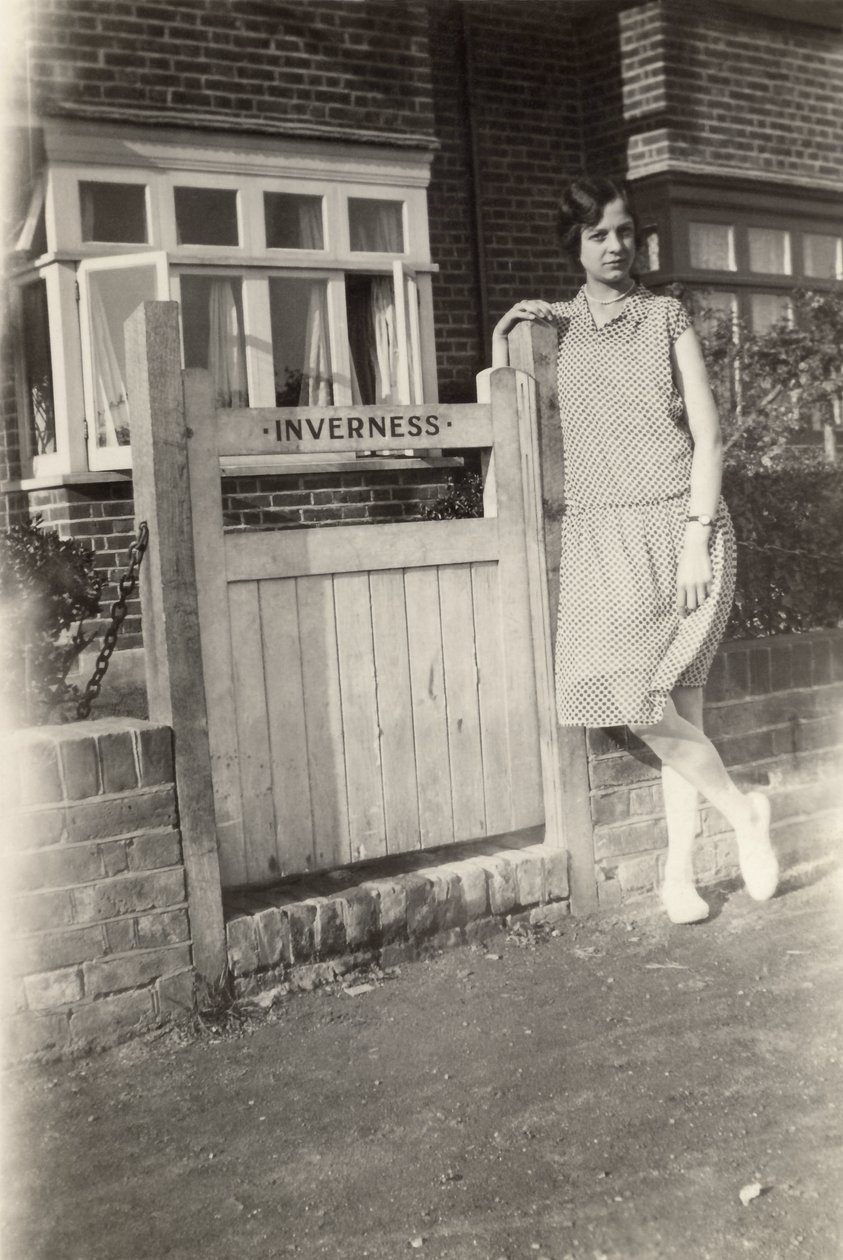 Donna fuori dal B&B di Inverness, Broadstairs, Kent, c. 1920 da Unbekannt